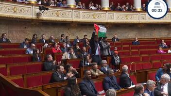 Γαλλία: Βουλευτής σήκωσε τη σημαία της Παλαιστίνης στη συνεδρίαση της εθνοσυνέλευσης