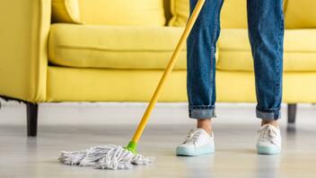 Το 15λεπτο πρόγραμμα καθαρισμού πριν από τον ύπνο για να εξοικονομήσετε χρόνο στις δουλειές του σπιτιού