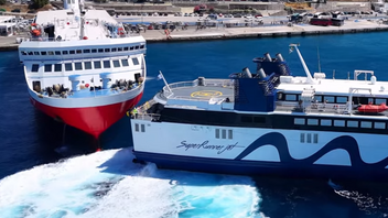 Mανούβρα καπετάνιου "κόβει την ανάσα" στο λιμάνι της Τήνου - Βίντεο 