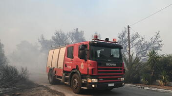 «Δύσκολη η φωτιά» στη Σέριφο - Μηνύματα 112 για εκκένωση έξι περιοχών