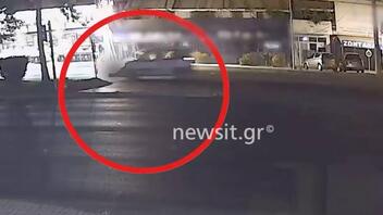 Σκληρό βίντεο από το τροχαίο στη Λ. Αθηνών: Δεύτερο αυτοκίνητο πέρασε πάνω από τη 17χρονη - Ουδείς σταματούσε να τη βοηθήσει!