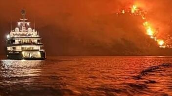 Ύδρα: Στη Βουλιαγμένη το σκάφος που έριξε τα πυροτεχνήματα και προκάλεσε φωτιά