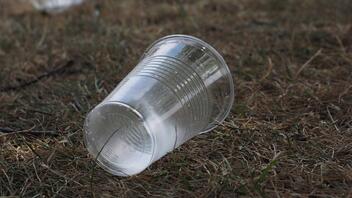 Για ποιο λόγο τα πλαστικά ποτήρια μια χρήσης έχουν γραμμές