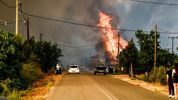 Μαίνεται η φωτιά στην Ηλεία - Σηκώθηκαν τα πρώτα εναέρια μέσα