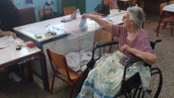Βόλος: Με το αναπηρικό καροτσάκι 84χρονη στις κάλπες