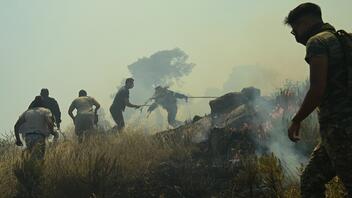 Ανεξέλεγκτη η φωτιά στην Κερατέα: καίγονται σπίτια, εκκενώθηκαν οικισμοί