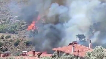Μεγάλη φωτιά στην Κερατέα: Καίγονται σπίτια στην Πλάκα!
