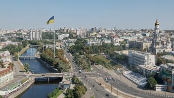 Μπαράζ ρωσικών πληγμάτων στο Κίεβο αφήνει τους κατοίκους χωρίς ρεύμα-νερό