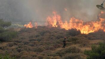 Φωτιά σε δύσβατη περιοχή στο Σχιστό Κορυδαλλού