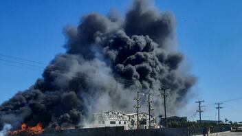 Φωτιά σε εργοστάσιο στη Ριτσώνα: Καίγονται ανακυκλώσιμα υλικά, συνεχείς εκρήξεις