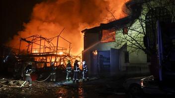 Ρωσικές αεροπορικές επιθέσεις προκάλεσαν πυρκαγιά σε βιομηχανική εγκατάσταση στο Κίεβο