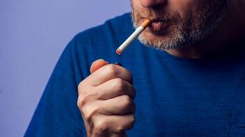 Σπάνια επιπλοκή του καπνίσματος: Ανέπτυξε τριχοφυΐα μέσα στον λαιμό του