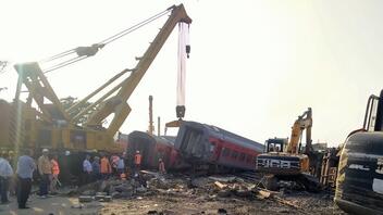 Σύγκρουση τρένων στην Ινδία: Σε 9 από 15 αναθεώρηθηκε ο αριθμός των νεκρών