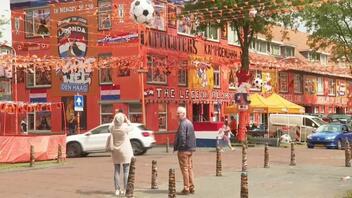 Χάγη: Έβαψαν ολόκληρη γειτονιά στα χρώματα της εθνικής Ολλανδίας