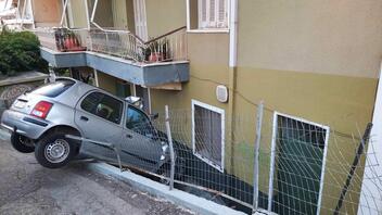 Αγρίνιο: Αυτοκίνητο «εισέβαλλε» σε αυλή σπιτιού - Βίντεο και φωτογραφίες