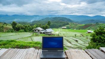 Αγροτικά χωριά στην Ευρώπη «ζωντανεύουν» από τους ψηφιακούς νομάδες