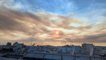 Ανεξέλεγκτη η φωτιά στην Εύβοια: Ο καπνός έφτασε ως την Αθήνα - Δείτε βίντεο 