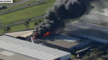 Εκρήξεις και τοξικά αέρια από μεγάλη πυρκαγιά σε εργοστάσιο χημικών στη Μελβούρνη