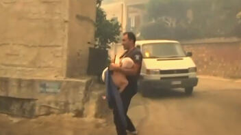 Πάτρα: Συγκλονιστικό βίντεο με αστυνομικό να παίρνει αγκαλιά ηλικιωμένο για να τον σώσει από τις φλόγες