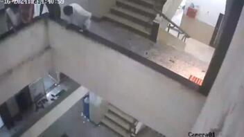 Ινδία: Καθαρίστρια έπεσε από τον τρίτο όροφο μετά από σπρώξιμο! Τρομακτικό βίντεο!