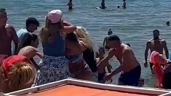 Πιάστηκαν μαλλί με μαλλί για μια ξαπλώστρα σε παραλία της Ιταλίας - Δείτε βίντεο