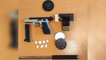 Κοκαΐνη, κάνναβη και όπλο στο σπίτι οικογένειας - Ένας ανήλικος μεταξύ των συλληφθέντων