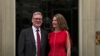 Βικτώρια Στάρμερ: Sold out μέσα σε 48 ώρες το κόκκινο φόρεμά της