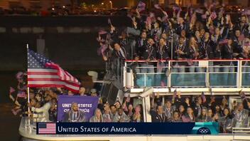 Ο Λεμπρόν Τζέιμς στην είσοδο των ΗΠΑ στην τελετή έναρξης των Ολυμπιακών Αγώνων