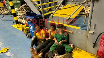 Επιχείρηση μεταφοράς, στην Αγιά, των 283 μεταναστών που σώθηκαν νότια της Γαύδου	