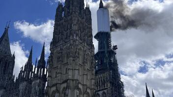 Γαλλία: Φωτιά στον ιστορικό καθεδρικό ναό της πόλης Ρουέν