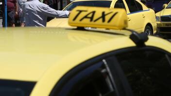 Χατζηδάκης: Από τα ταξί ξεκινά η ειδική σήμανση για τα POS