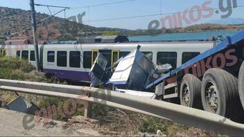 Σύγκρουση φορτηγού με τρένο στην Αυλίδα: Η κυκλοφορία των αμαξοστοιχιών διεξάγεται στο τμήμα Αθήνα – Οινόη – Αθήνα	