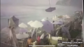 Χαλκιδική: Βίντεο με τη στιγμή που ανεμοστρόβιλος σηκώνει στον αέρα ομπρέλες σε παραλία