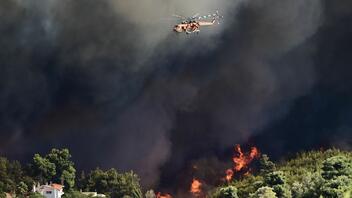 Πυροσβεστική: Περιορίστηκε η πυρκαγιά στα Μέγαρα - Ξεπερνούν τα 25 μέτρα ύψος οι φλόγες στην πυρκαγιά στο Βαρνάβα