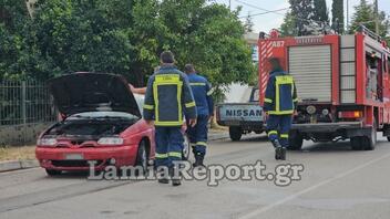 Λαμία: Αυτοκίνητο άρχισε να βγάζει καπνούς από το καπό - Τι λέει ο οδηγός