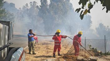 Σκληρή μάχη με τις φλόγες στο Ρέθυμνο δίνουν και οι εθελοντές Σαμαρείτες-Διασώστες