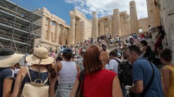 Πλήττει ο υπερτουρισμός την Ελλάδα; Το 30,6% των πολιτών θεωρεί ότι απαιτούνται μέτρα