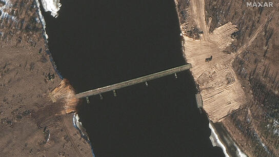 Πλωτή γέφυρα σε απόσταση αναπνοής από τα σύνορα της Ουκρανίας κατασκεύασαν οι Ρώσοι 