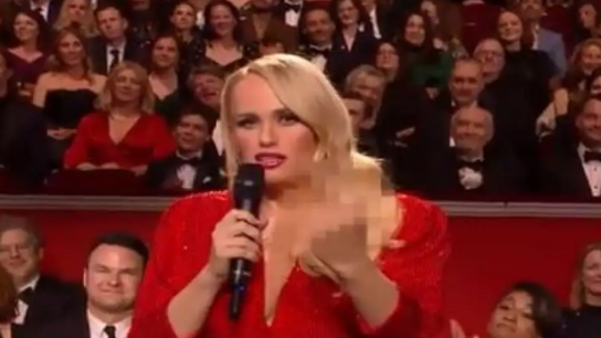 Βραβεία BAFTA: H στιγμή που η Ρέμπελ Γουίλσον σήκωσε το μεσαίο της δάχτυλο στον Πούτιν 