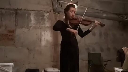 Η θλιμμένη βιολίστρια συγκινεί με το παίξιμο της σε καταφύγιο στο Χάρκοβο
