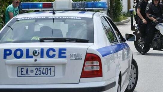 Επίθεση με καδρόνια σε περιπολικό της ΕΛΑΣ έξω από το Οικονομικό Πανεπιστήμιο Αθηνών