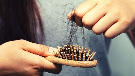 Μαλλιά που σπάνε και πέφτουν; Το θεραπευτικό έλαιο που δυναμώνει τις τρίχες