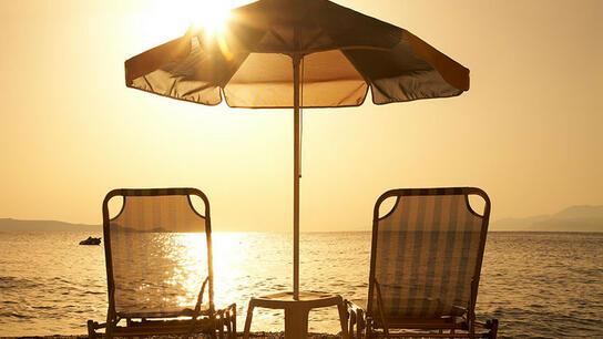 Αυτοσχέδιοι κανόνες ... παραλίας στην Αμμουδάρα: Αν θέλεις να κάτσεις στην άμμο, να πας δίπλα!