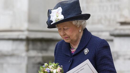 Βασίλισσα Ελισάβετ: Σε δημοπρασία πωλήθηκε το φόρεμα παρανύμφου στον γάμο της