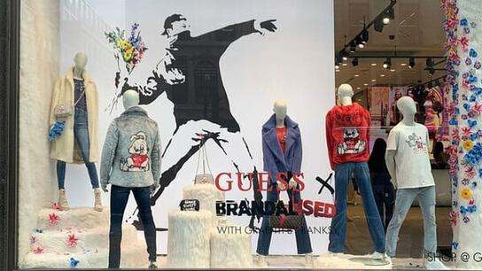 Ο Banksy κατηγορεί την Guess για... κλοπή