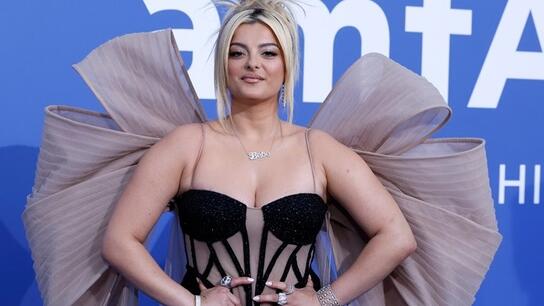 Bebe Rexha: Της πέταξαν ένα κινητό στο πρόσωπο ενώ τραγουδούσε