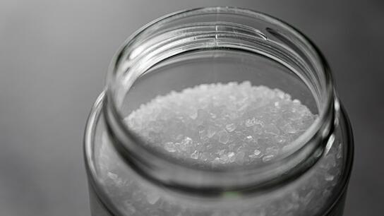 Νοτιοκορεάτες αγοράζουν μαζικά αλάτι πριν από την απόρριψη στη θάλασσα επεξεργασμένων ραδιενεργών υδάτων