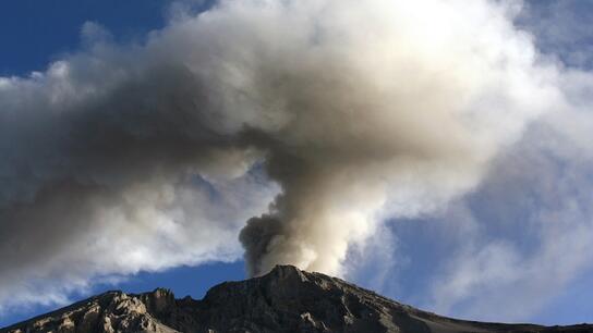 Περού: Εκρήξεις και έντονη δραστηριότητα στο ηφαίστειο Ουμπίνας