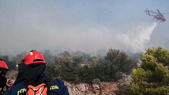 Ανεξέλεγκτη η φωτιά στην Πάρνηθα: Αγνοείται 77χρονος στη Χασιά