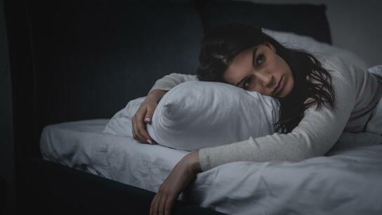 Ύπνος: Ποιος είναι ο απογοητευτικός λόγος εξαιτίας του οποίου παύετε να νυστάζετε μόλις ξαπλώσετε